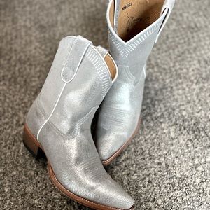 Macie Bean “hey o silver” western boots size 10